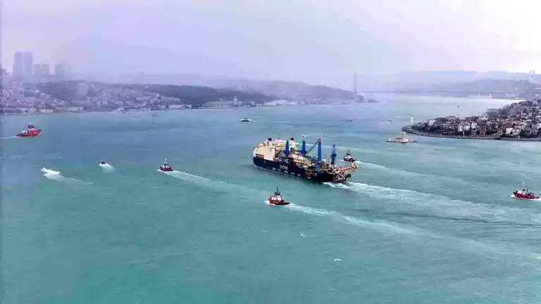 Castorone, Boğaz'ı Geçti!